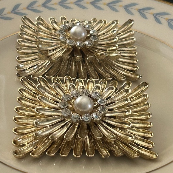 Vintage Shoe Clips in Gold Burst w Rhinestones & Center Pearl - Picture 1 of 9